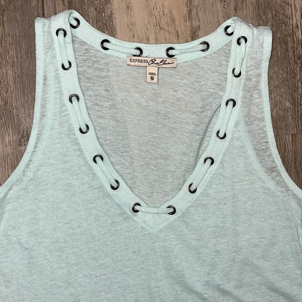 Express V-neck Tank - Picture 3 of 4